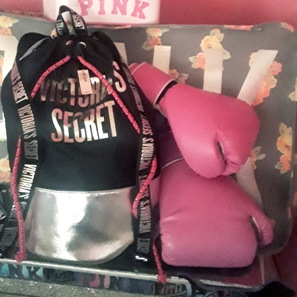 VICTORIA'S SECRET VSX PREVIEW 2011 BOXING GLOVES - Picture 10 of 11